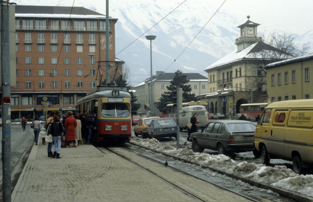 Innsbruck IVB SL 1 (Dwag- / Kiepe-GT6 34, ex-Bielefeld 811, Bj 1962/75, 1982 nach Innsbruck, 2000 abgestellt) Sdtiroler Platz / Hauptbahnhof am 23. Februar 1984.