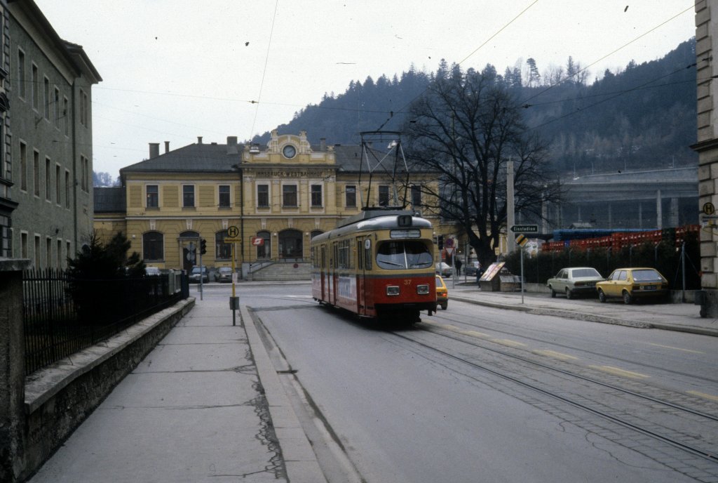Innsbruck IVB SL 1 (ex Bielefeld D�wag-GT6 37) Andreas-Hofer-Strasse / Egger-Lienz-Strasse / Westbahnhof im Februar 1987.