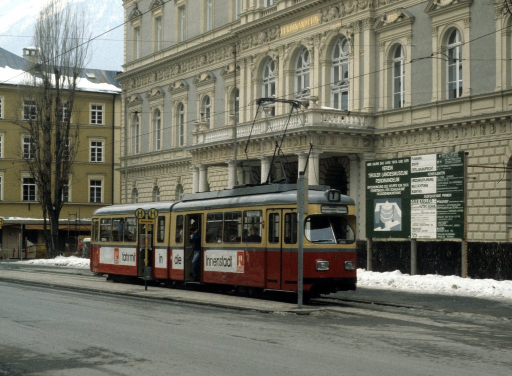 Innsbruck IVB SL 1 (GTw 32) Museumstrasse / Museum Ferdinandeum am 23. Februar 1984.