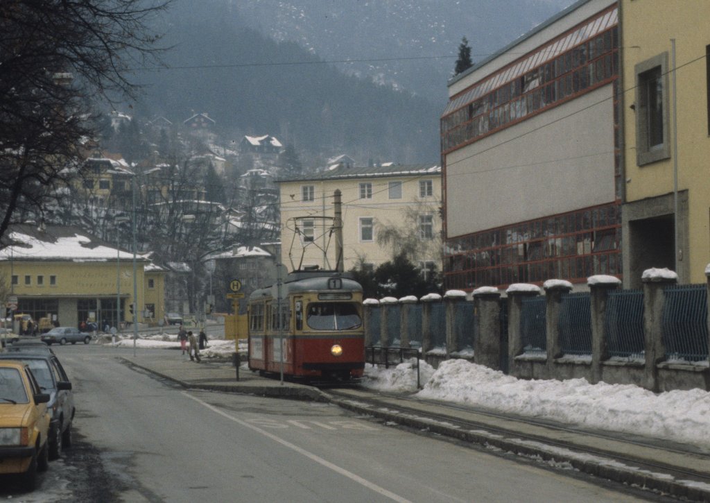 Innsbruck IVB SL 1 (Lohner-/ELIN-Grossraumtriebwagen 64) Falkstrasse am 23. Februar 1984.