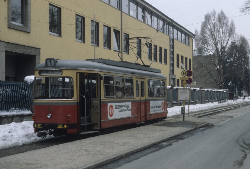 Innsbruck IVB SL 1 (Lohner-/ELIN-Grossraumtriebwagen 64, Bj 1960) Falkstrasse am 23. Februar 1984.