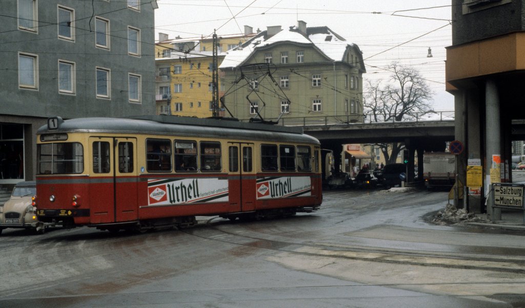 Innsbruck IVB SL 1 (Lohner-/ELIN-Grossraumtriebwagen 61) Museumstrasse / Brunecker Strasse am 23. Februar 1984.
