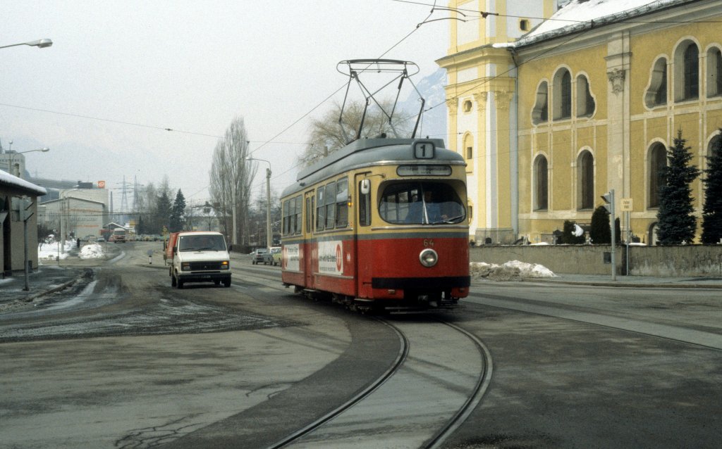 Innsbruck IVB SL 1 (Lohner-Grossraumtriebwagen 64) Pastorstrasse / Leopoldstrasse / Wiltener Pfarrkirche am 23. Februar 1984.