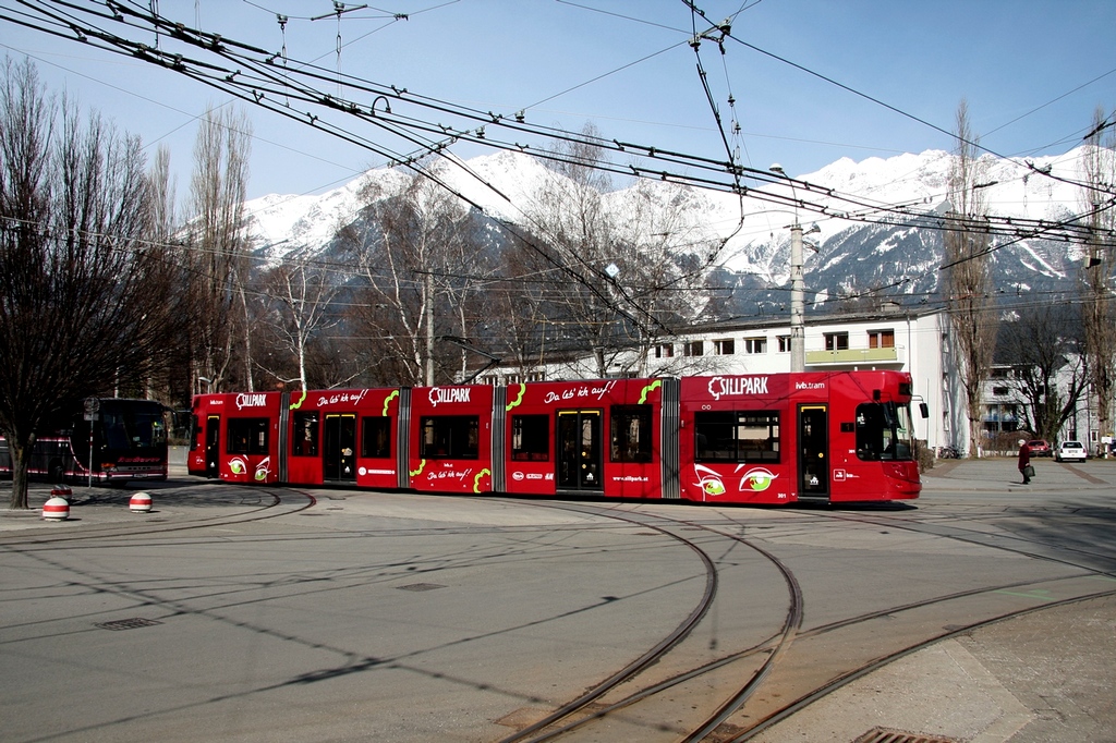 Innsbruck - IVB/Linie 1 - 301 in der Pastorstr. vor Erreichen der Hst. Stubaitalbahnhof am 17.03.2010. Die Gleise rechts im Vordergrund sind die Verbindung zur Stubaitalbahn und die Gleise links, vor den Pollern, dienen als Zufahrt in das Depot der IVB. 