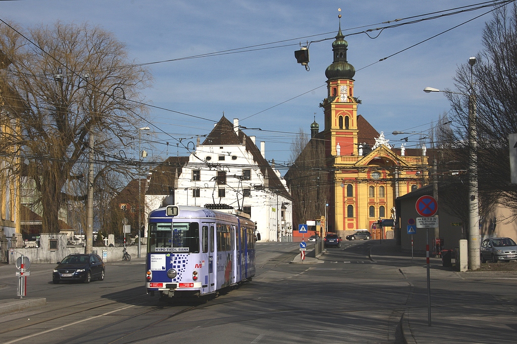 Innsbruck - IVB/Linie 1 - Tw 38 erreicht am 18.03.2009 die Hst. Stubaitalbahnhof, die nach rechts abzweigenden Gleise f�hren in den Betriebshof und zur Strecke der Stubaitalbahn. Im Hintergrund das Stift Wilten.