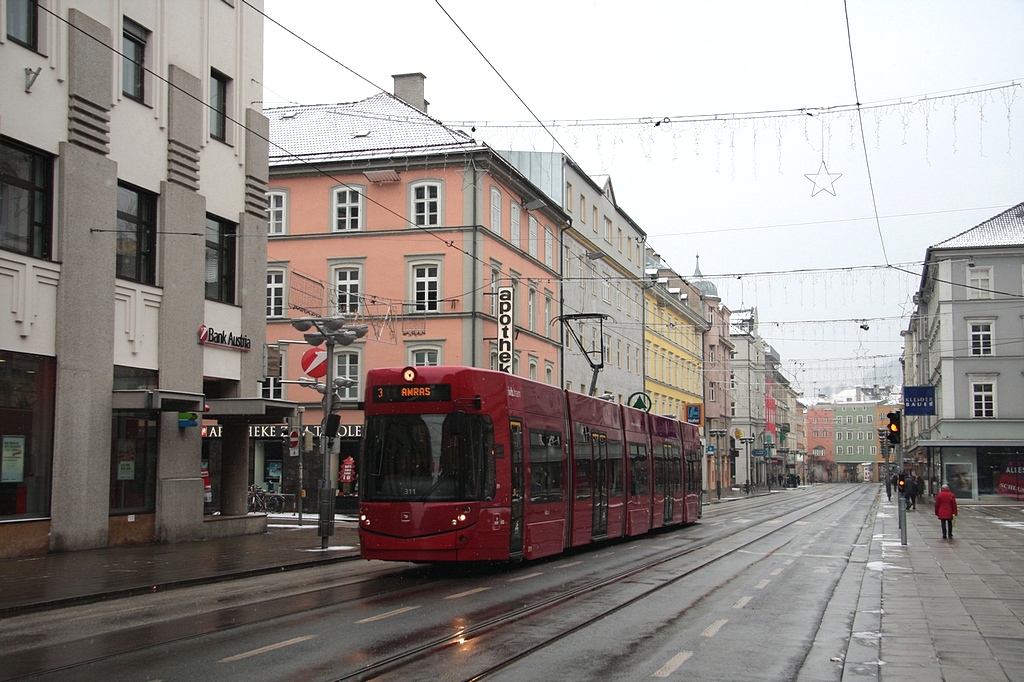 Innsbruck - IVB/Linie 3 - 311 vor der Hst. Landesmuseum am 02.01.2011