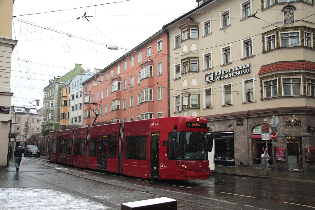 Innsbruck - IVB/Linie 3 - 303 an der Hst. Maria-Theresien-Str. am 02.01.2011