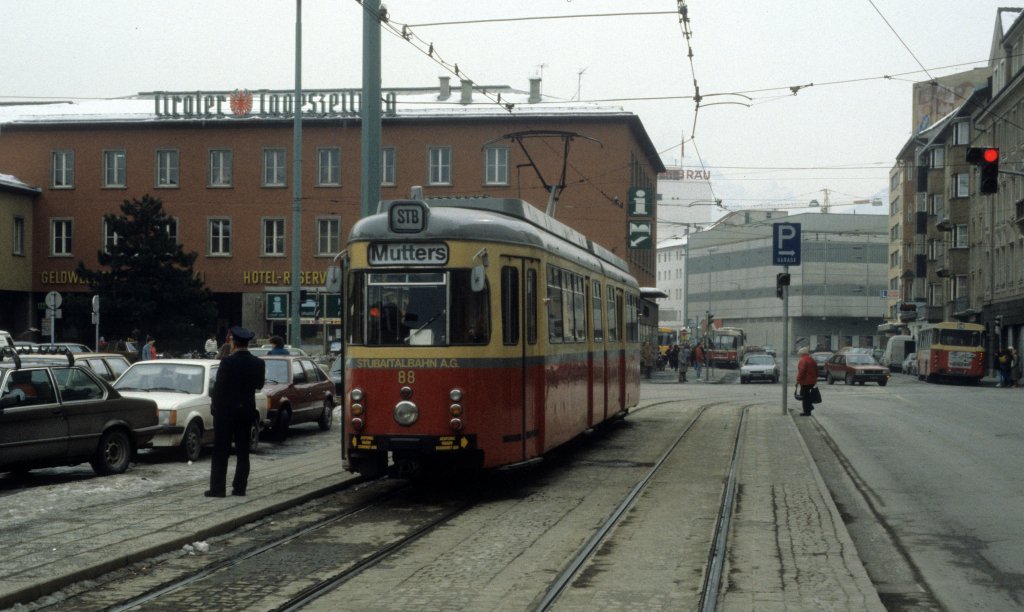 Innsbruck Stubaitalbahn GT6 88 (Dwag / Kiepe 1961, ex-Hagen) Hauptbahnhof am 23. Februar 1984.