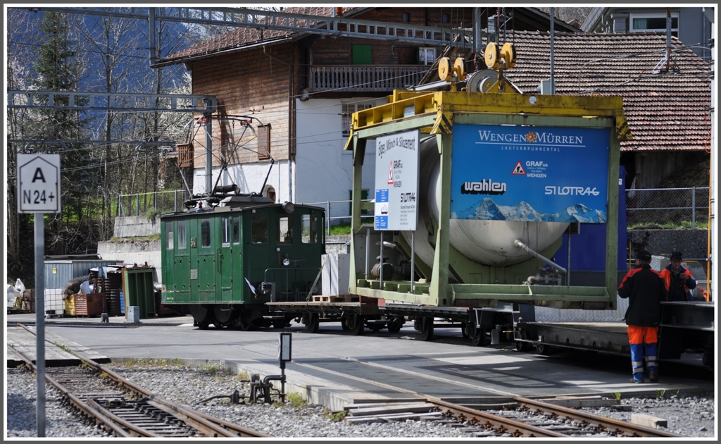 Ins autofreie Wengen werden die Gter per Bahn befrdert. So herrscht in Lauterbrunnen eine rege Umladettigkeit. Als Rangierlok dient die betagte H2 2/2 54. (25.04.2012)