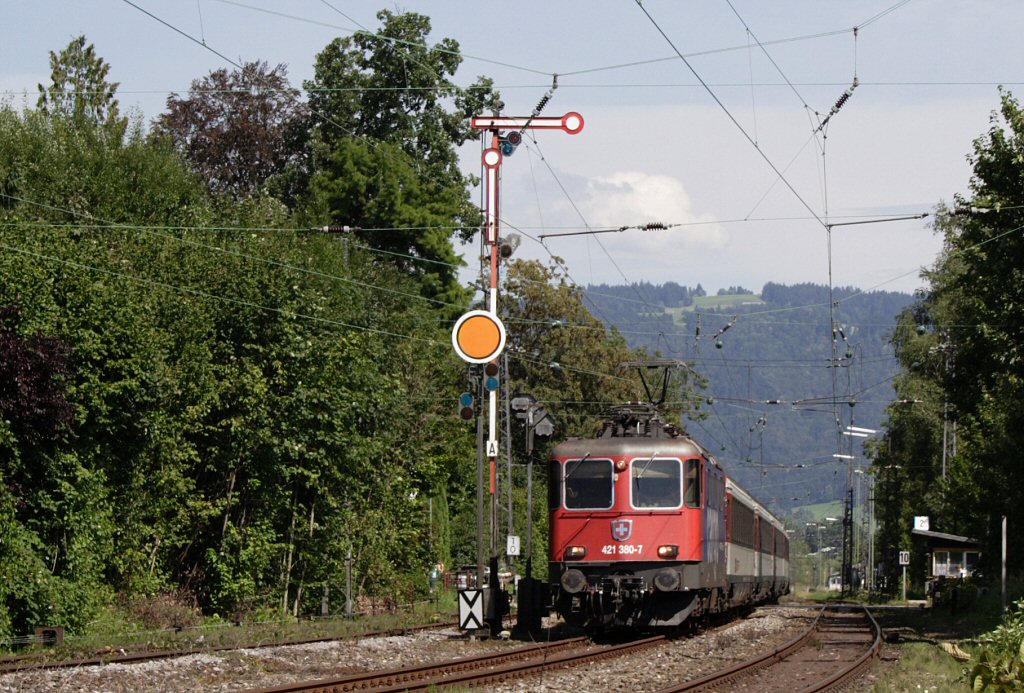 Insbesondere fr Stefan und Andreas: Eine alternative Version meines Bildes von 421 380-7. Ich habe jetzt beide Oberleistungsmasten abgeschnitten, allerdings musste auch das rechte Signal dran glauben, Lindau, 12.08.11