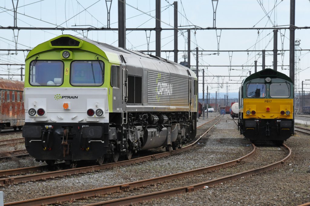 Insgesamt 12 Class 66 (Captrain, Crossrail, Rurtalbahn, Trainsport) parkten am vergangenen Sonntag im Bhf Montzen. Hier zu sehen 6603 von Captrain (ehemals ERS Railways) und schrg dahinter die PB17 der Rurtalbahn. Aufgenommen am 20/03/2011.