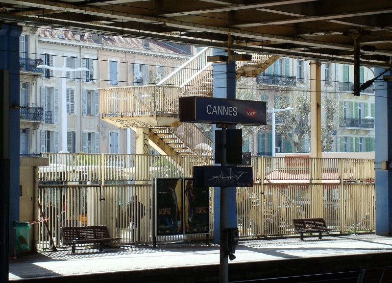 Insgesamt macht der Bahnhof von Cannes einen ziemlich d�steren Eindruck. Ausblicke auf die Stadt gibt es kaum. 2.4.2011