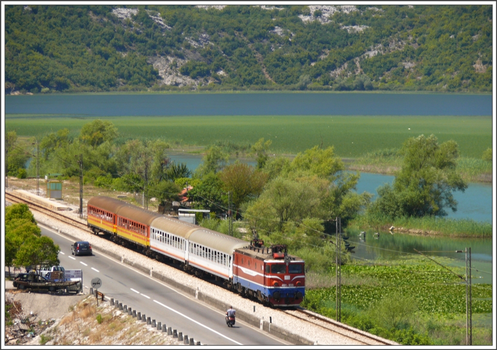 Inspirert durch die Fotos von Martin habe ich in Vranija einen Halt eingelegt und habe im Schweisse meines Angesichts den steilen Weg zur Kirche erklommen. Ohne Fahrplankenntnisse hatte ich eine gehrige Portion Glck innerhalb einer halben Stunde gleich zwei Zge fotografieren zu knnen, denn die Linie nach Bar ist usserst mager frequentiert. Der Regionalzug nach Bjelo Polje hat soeben die kleine Haltestelle am Ufer des Skutarisees verlassen. (02.08.2010)