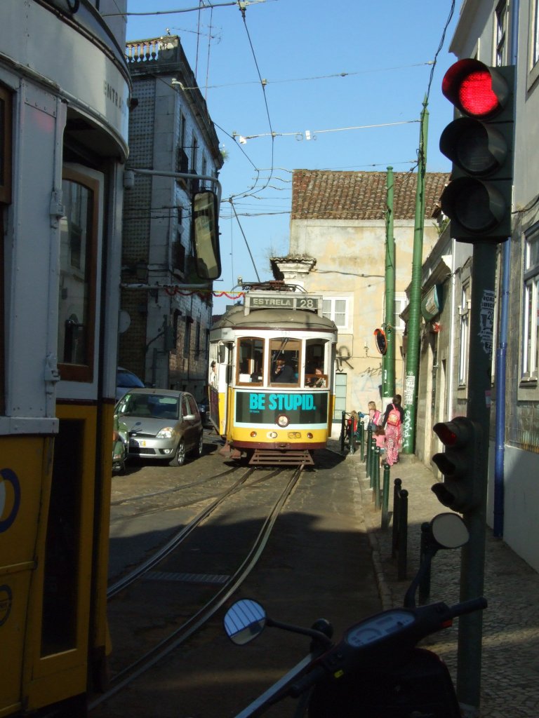 (Inspiriert durch  Olli ) Treffen (2) auf der Linie 28. Auch fr die schmalsten Stellen gibt es Lsungen. Gleich nach der Haltestelle  Rua das Excolas Gerais  werden die 2 Gleise knapp zueinander versetzt in die Kurve gefhrt, um dich kurz darauf schon wieder zu trennen. Wer zuerst kommt, darf auch zuerst fahren. Geparkt werden seitens der Autofahrer darf aber auch noch. Knapp so was.
Lissabon, der 27.5.2010