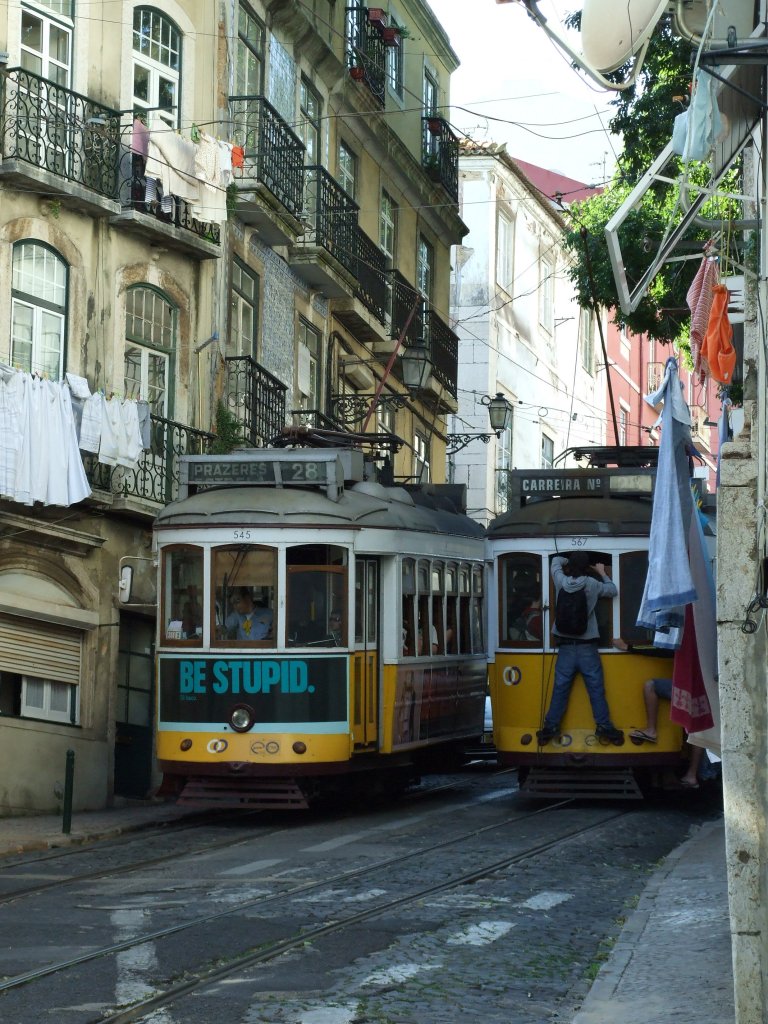 (Inspiriert durch  OLli ) Treffen auf der Linie 28.Die Werbung der auf den Betrachter zufahrenden Straenbahn sagt es: Sei dumm! (oder derbere bersetzungen) Was man so sieht, wie v.A. junge Leute noch auf die  Electricio  aufspringen, da fehlen einem die Worte.Um die Bahnen herum sieht man das fr Portugal typische: Die Sachen werden einfach mal drauen so aufgehangen zum Trocknen, egal, ob man sie wegnehmen kann.
Lissabon, der 27.5.2010
