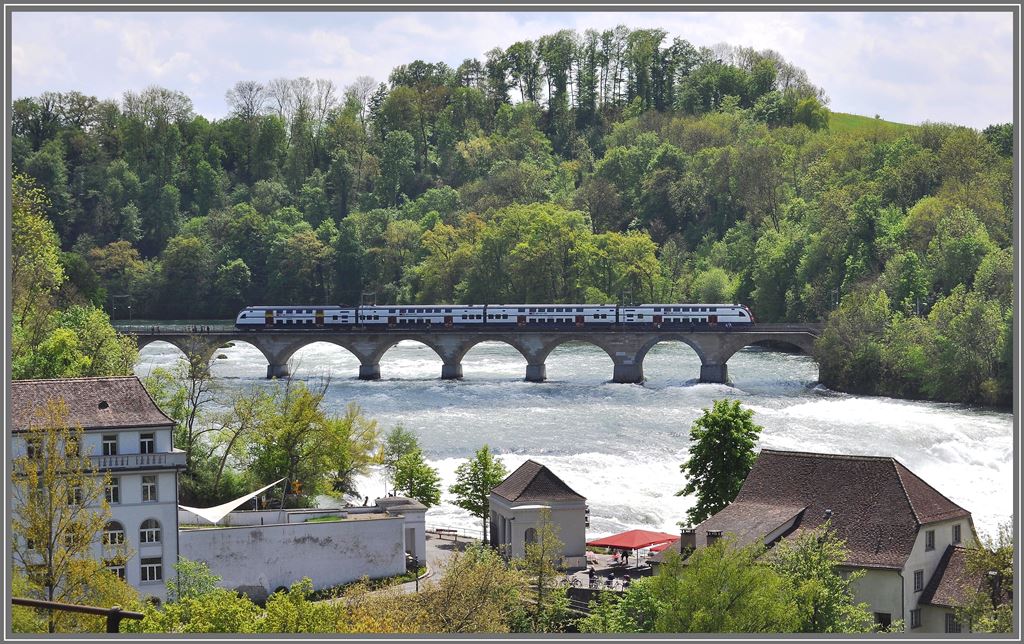 Inspiriert durch Ollis Bilder, habe ich vorgestern den Rheinfall besucht. Ein Triebzug RABe 514 der S16 nach Herrliberg-Feldmeilen berquert die Brcke zwischen Neuhausen und Schloss Laufen am Rheinfall. (07.05.2013)