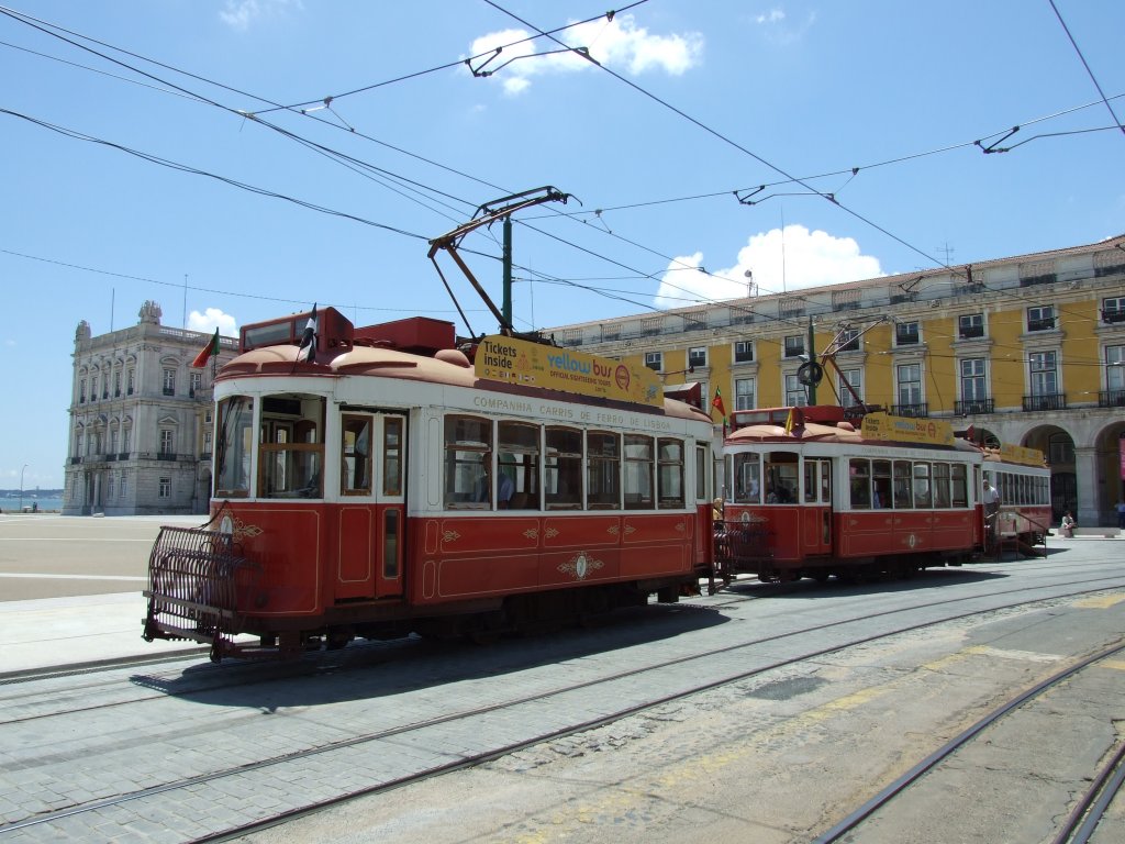 Inspiriert durch die Verffentlichung der Bilder von  Olli  hab ich mal eien AUswahl meiner Bilder aus Lissabon hochgeladen.
Hier die  Touristen-Variante  der Electricio. Dabei ist der hinterste Wagen lediglich ein Verkaufsstand, der auf einem Abstellgleis rund um die Uhr steht.
Bei den beiden vorderen Fahrenden sind diese Gitter dran, damit nicht Hinz und Kunz aufspringen knnen und illegal mitreisenm, wie das bei den  normalen  der Fall ist.
Lissabon, der 27.5.10