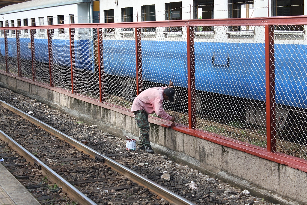 Instandhaltungsarbeiten im Bf. Surat Thani; 24.August 2011.