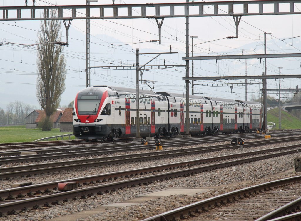 Instruktionsfahrten.Mittagspause fr einen Stadler Dosto 511 116 auf einem Abstellgleis in Sargans.23.04.13

