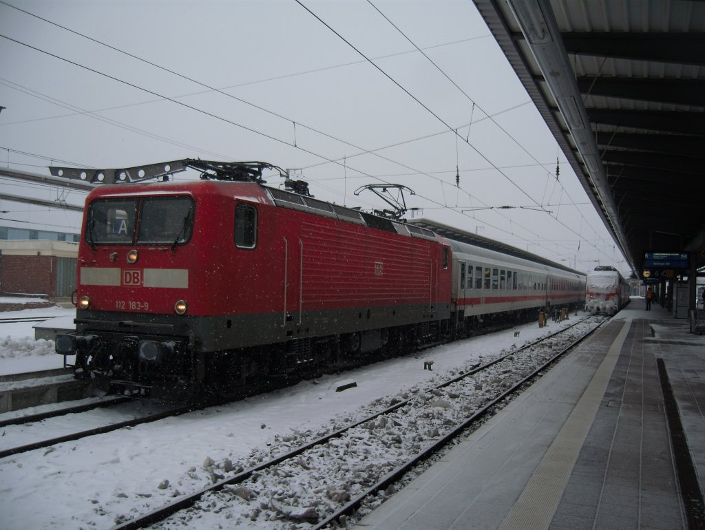 Intercity 1809 war am 17.01.2010 mit 112 183 bespannt. Sie ist bei DB regio Cottbus beheimatet und wird den Zug bis Hamburg Hbf fhren. Hier steht sie im Rostocker Hbf.