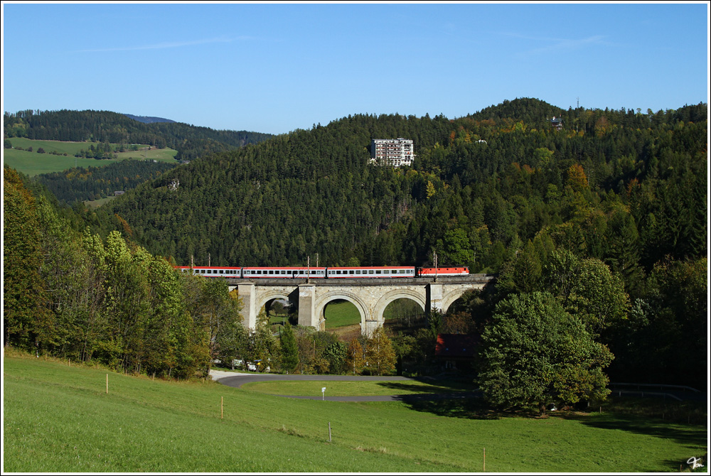 Intercity 733 von Lienz nach Wien, fhrt ber das 151m lange Adlitzgraben-Viadukt nahe Semmering.
18.10.2011