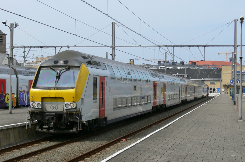 Intercity E Genk/Li�ge-Brugge-Gent-Brussel-Knokke/Blankenberge mit Doppelstockzug M6 und hle 2749 in Bahnhof Blankenberge am 11.04.2009 