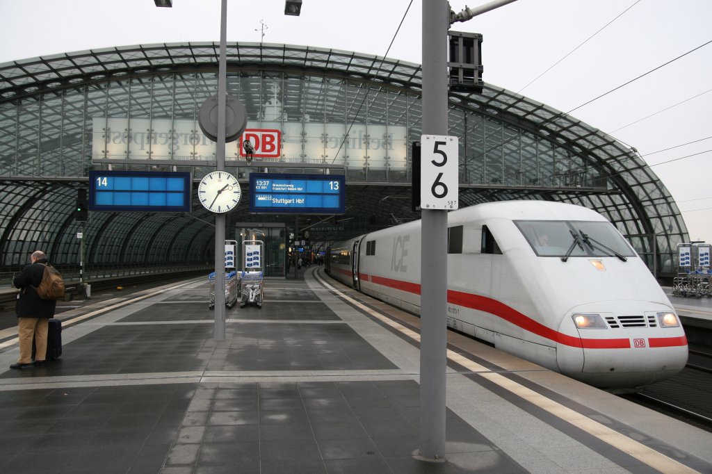 Intercityexpress im Berliner HBF am 12.12.2007 in Richtung Stuttgart