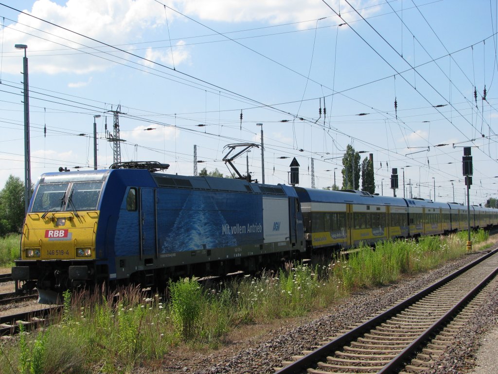 Interconnex auf der Fahrt von Warnemnde nach Leipzig HBF , hier bei der Einfahrt in den Bahnhof von Gstrow am 14.07.2010