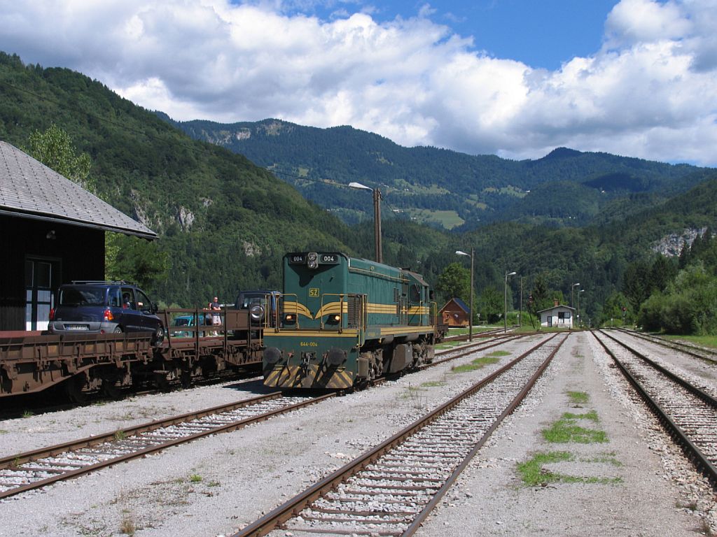 Interessant ist das Autozugverkehr mit die 35 Jahre alte Loks der BR 644 (Macosa, Spanien) zwischen Bohinjska Bistrica und Most na Soci. ber die Bahn dauert ein Fahrt 15 minuten, ber die Strae 1,5 Stunde! 644-004 auf Bahnhof Bohinjska Bistrica am 8-8-2010.