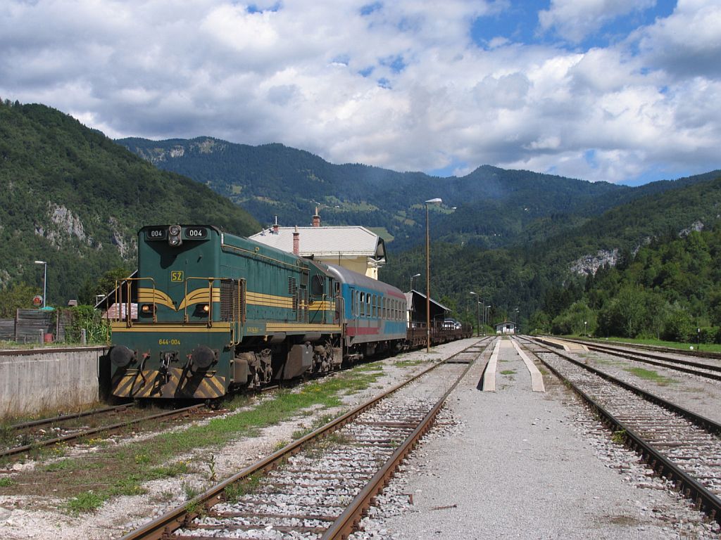 Interessant ist das Autozugverkehr mit die 35 Jahre alte Loks der BR 644 (Macosa, Spanien) zwischen Bohinjska Bistrica und Most na Soci. ber die Bahn dauert ein Fahrt 15 minuten, ber die Strae 1,5 Stunde! 644-004 abfahrtsbereit mit Autozug 855 Bohinjska Bistrica-Podbrdo auf Bahnhof Bohinjska Bistrica am 8-8-2010.