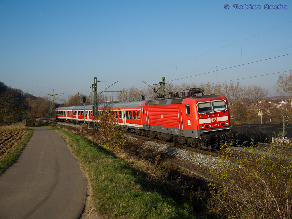 Interessant, dass dieser RB mal ohne Steuerwagen nur 3 Wagen darunter auch Fahrradwagen hat! 143 645 mit RB 39925 nach Stuttgart Hbf bei Walheim(Wrtt) am 23.11.11
