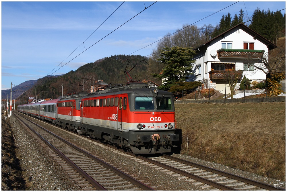 Interessant war heute der IC 513 von Salzburg nach Graz.Da die 1142 618 kurz nach Selzthal gestreikt hatte, wurde ihr die 1142 619 vorgespannt.Danke an den Informanten ;O) 
Mixnitz 23.1.2011