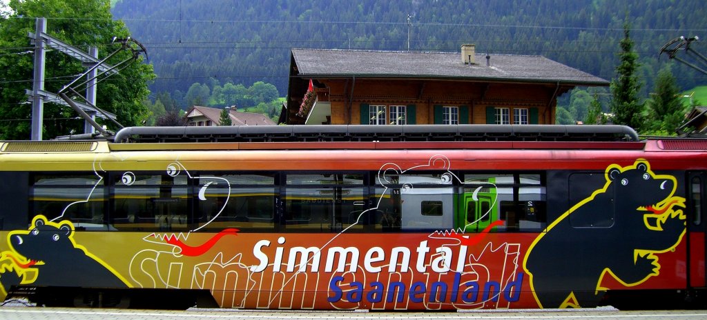 Interessante Werbung fr das Simmental/Saanenland auf einem Triebwagen der MOB im Bahnhof Zweisimmen. (Aufnahme 03.08.2007).