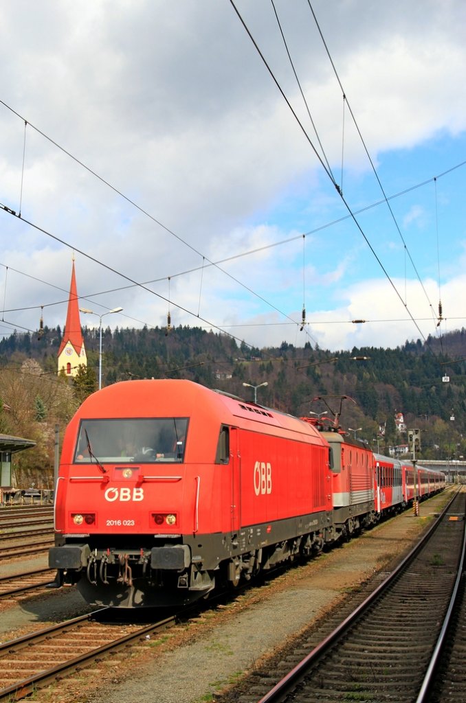 Interessante Zug in Kufstein.
Vorne die 2016 023 mit 1144 070, und ein 7-teilige Wendezug.
12.04.2012