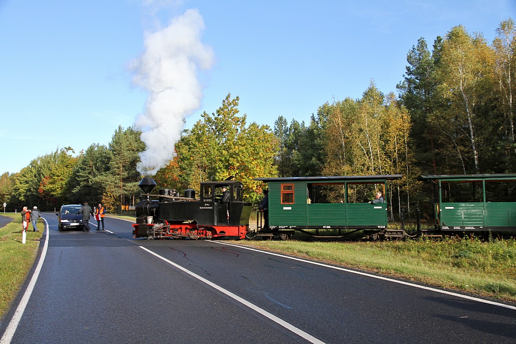 Internationales Feldbahntreffen bei der Waldeisenbahn Muskau am 13.10.2012  --  Der Personenzug mit der  Diana  passiert den Bahnbergang vor dem Halbendorfer Wechsel, der Abzweigung nach Mhlrose.  --  Weitere Fotos siehe auch in meinem http://www.Schmalspuralbum.de/ unter  Spezielle Themen > Internationale Feldbahntreffen > IFT 2012 ... 