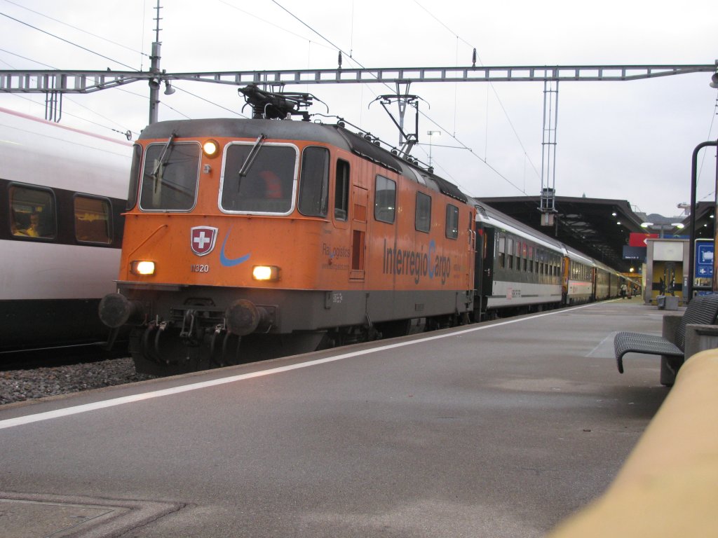 Interregio Cargo-Re 4/4 II 11320 mit IR nach Basel SBB am 26.10.2009