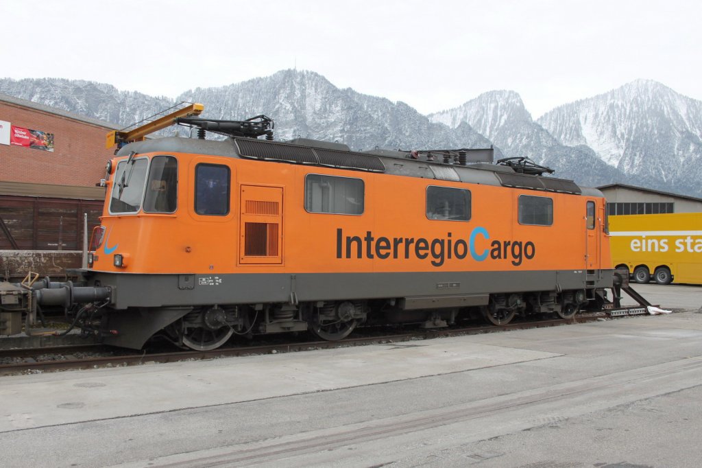 Interregio Cargolok Re 4/4 II 11320 abgestellt auf dem Verladebahnhof in Landquart.24.02.11

