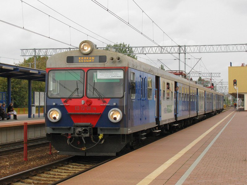 InterRegio - die neuen billigen Zge in Polen mit kaum eindrucksvollem Einsatz. Hier ED72-011 als IR-13123 von Warszawa Wschodnia nach Krakw Głwny in Koluszki, am 3.10.2009.