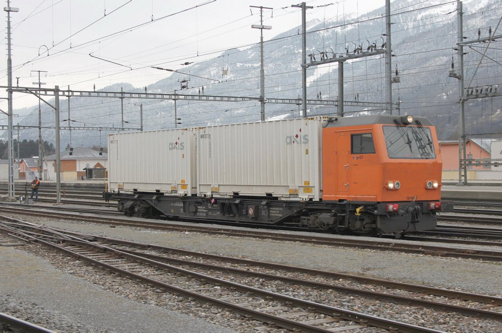 Interregio.Funkgesteuerter Diesel-Containertransport Steuerwagen am 24.02.11 in Landquart.Ganz links am Gleis der Lokfhrer.