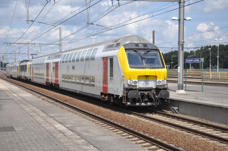 Interregiozug IR634 Noorderkempen-Antwerpen am 04.08.2012 in Bahnhof Antwerpen-Luchtbal