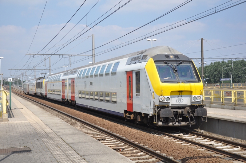 Interregiozug IR634 Noorderkempen-Antwerpen in Bahnhof Antwerpen-Luchtbal am 11.08.2012