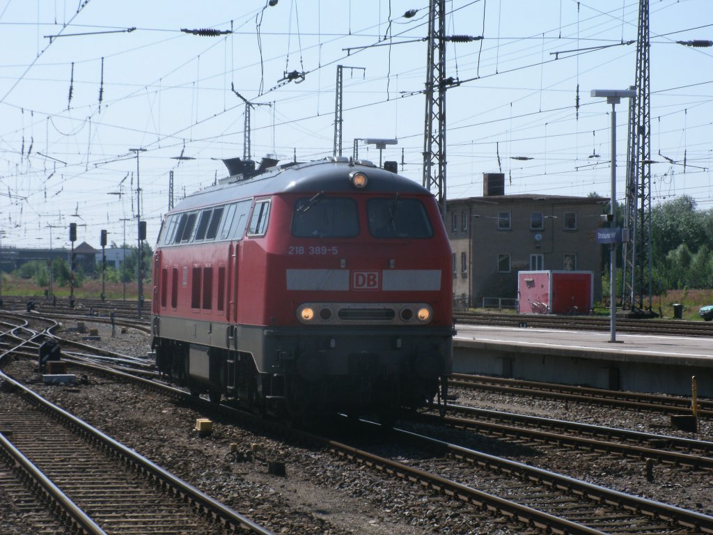 Inzwischen ist der Einsatz von der 218,zwischen Heringsdorf und zurck,in Stralsund beendet.Am 16.Juli 2011 konnte ich die 218 389 fotografieren,als Sie sich in Stralsund,bis zur Rckleistung nach Heringsdorf,zu ihren Stammabstellplatz am Gterboden begab.