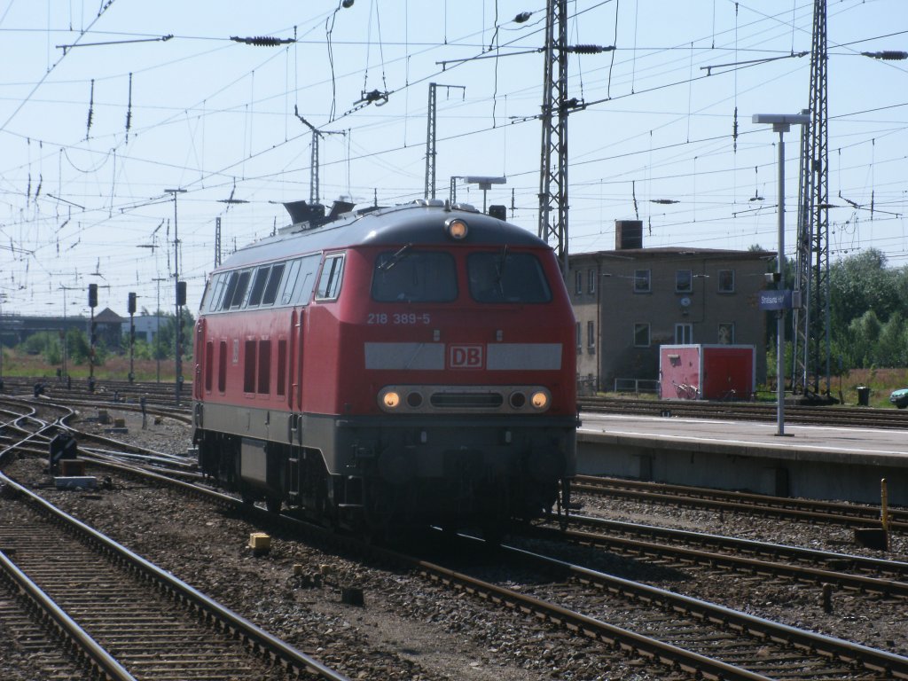 Inzwischen ist der Einsatz von der 218,zwischen Heringsdorf und zur�ck,in Stralsund beendet.Am 16.Juli 2011 konnte ich die 218 389 fotografieren,als Sie sich in Stralsund,bis zur R�ckleistung nach Heringsdorf,zu ihren Stammabstellplatz am G�terboden begab.
