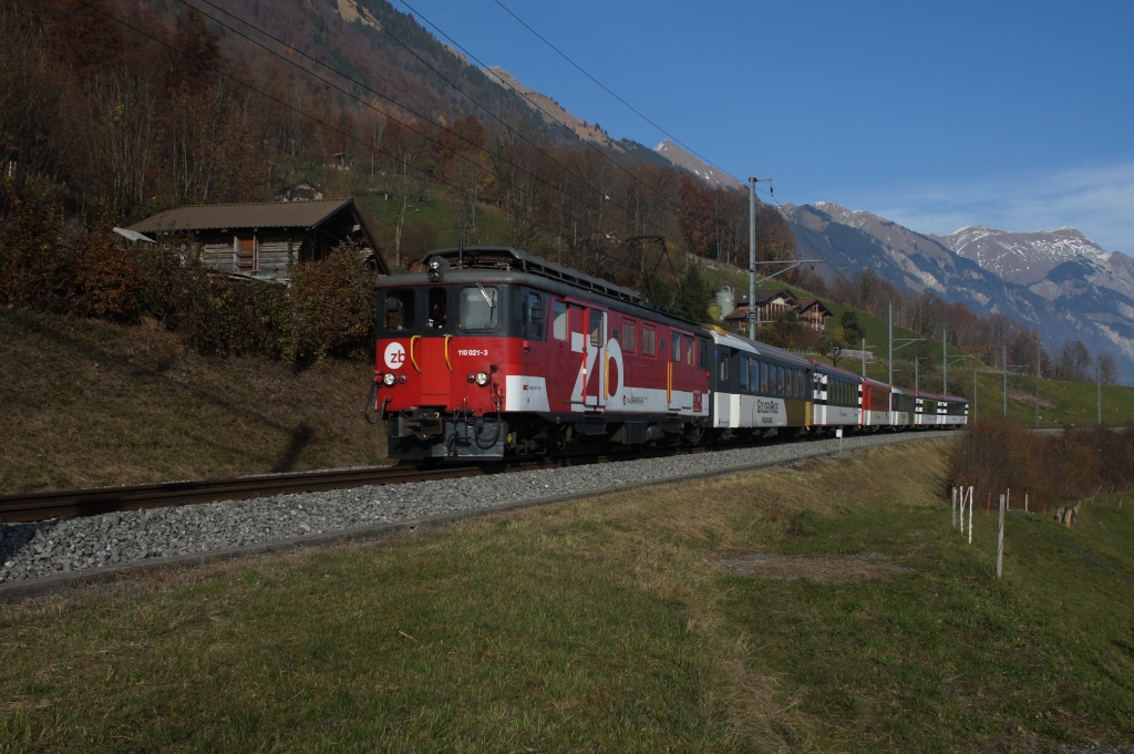 Inzwischen fahren bereits zwei der neuen Brnig-Triebzge, sodass die De 110 vermutlich nicht mehr eingesetzt werden. Mein Abschiedsbild von diesen beinahe unzerstrbaren Gepcktriebwagen zeigt den De 110 021-3 mit dem IR 2222 bei Niederried.