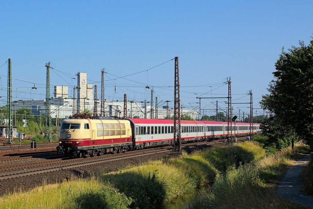 Inzwischen fast Gewohnheit ist morgens die 103 235 mit dem IC 119 in Düsseldorf-Derendorf, so auch am 21.7.2013