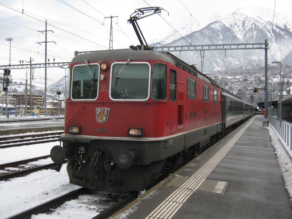 IR 1422 ausnahmsweise mit einer Re 4/4 II, 11143, bespannt (sonst Re 460), Brig, 28.12.2010. 