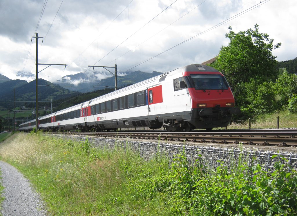 IR 1464 zwischen Faulensee und Spiez. Dieser Zug wurde mit einem Modul bestehend aus zwei umgebauten Bpm 61 und einem Bt EWIV ergnzt. Optisch passen die Bt jedenfalls besser zu den Bpm 61 als zu den EW IV Wagen, 16.09.2011.