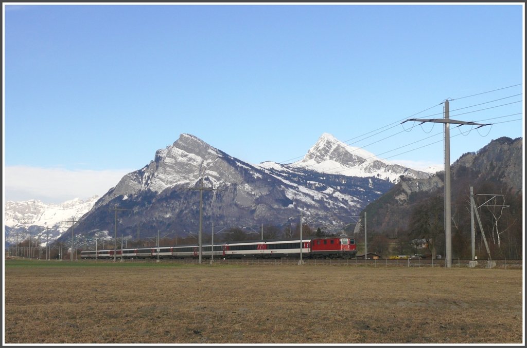 IR 1765 zwischen Bad Ragaz und Maienfeld. Im Hintergrund die Churfirsten, der Gonzen und die Gauschla. (22.12.2009)