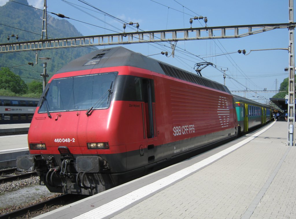 IR 1777 mit Re 460 048 und zwei alten Verstrkungswagen (A EWI+B EWII) beim Zwischenhalt in Ziegelbrcke, 25.04.2011.