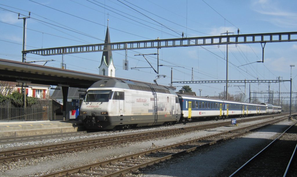 IR 1968 bei Durchfahrt in Kaiseraugst. Zuvorderst ist die Re 460 003  Nationale Suisse , dahinter sind 4 B EWI NPZ Wagen, 21.03.2012.